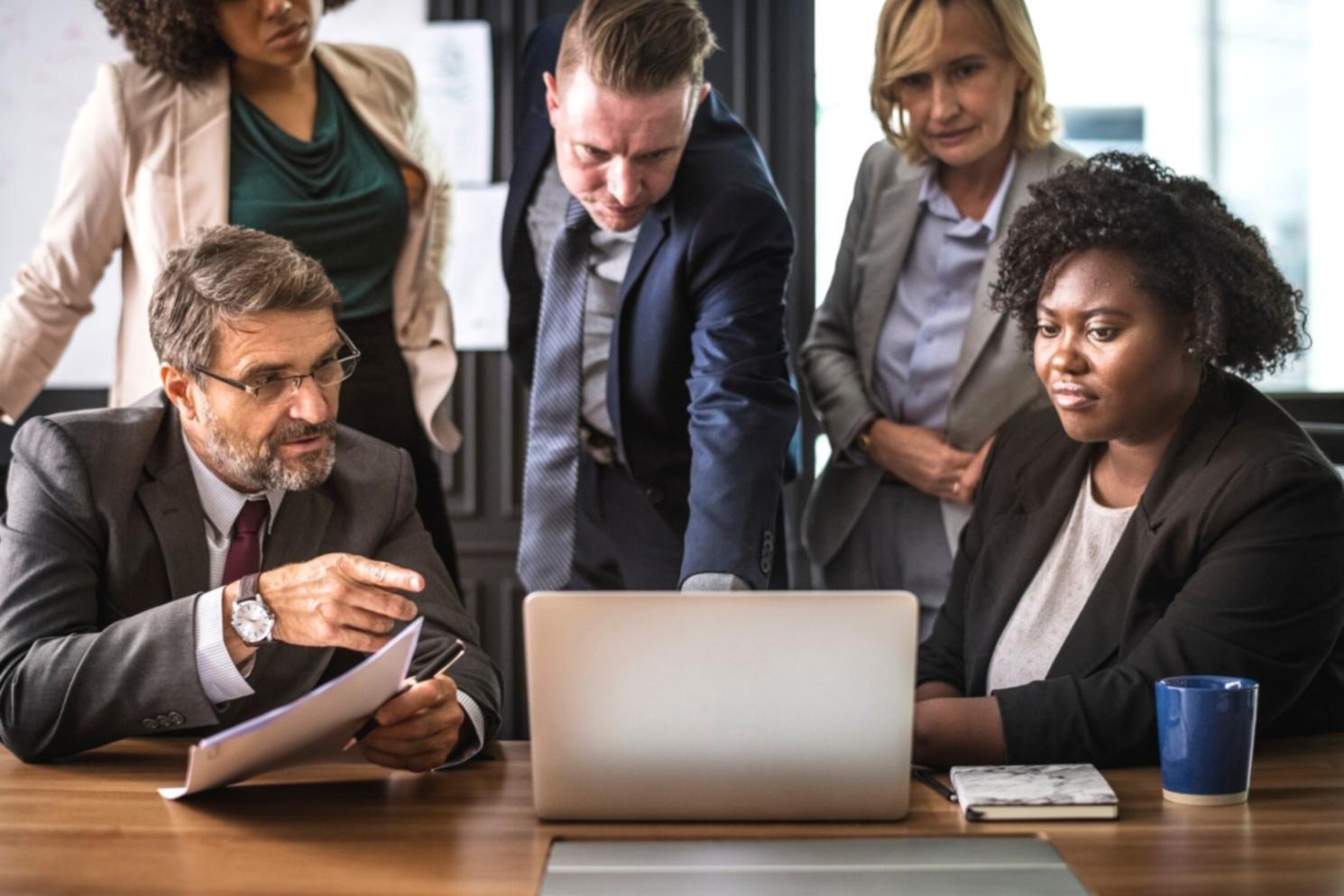 Команда експертів Fyroxenth за роботою над аналізом ринкових тенденцій