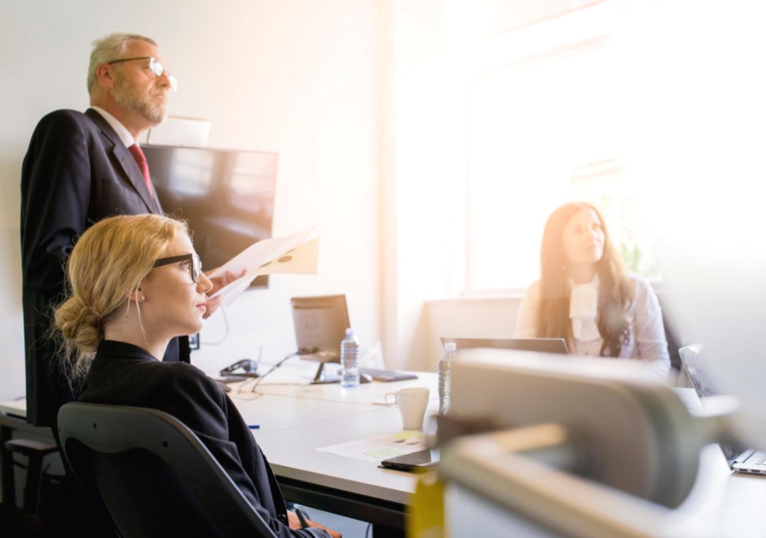 Аналіз маркетингових даних та графіків на робочому столі аналітика