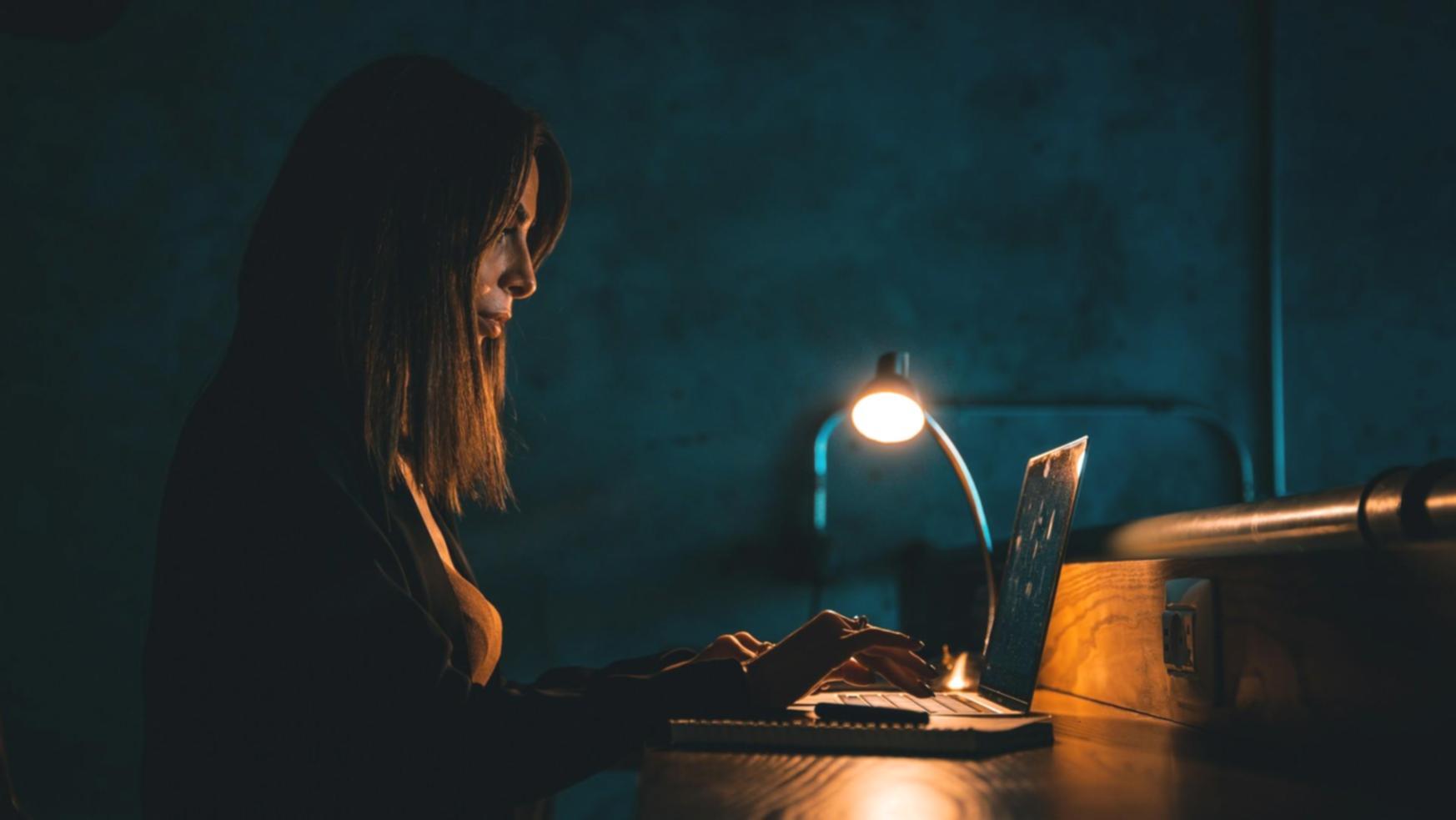 Процес аналізу даних із статистичними графіками на екрані комп'ютера